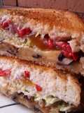 Sándwich de pimiento rojo, berenjenas y 2 ricas salsas..
