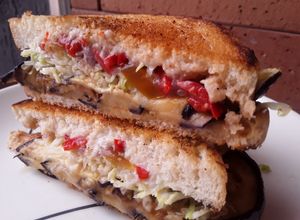 Una foto de Sándwich de pimiento rojo, berenjenas y 2 ricas salsas..
