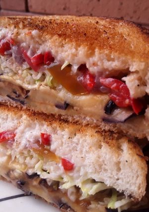 Una foto de Sándwich de pimiento rojo, berenjenas y 2 ricas salsas..