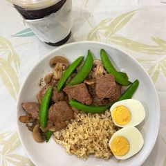 Stir-fried beef with sugar snap pea and mushroom on rice A picture of Stir-fried beef with sugar snap pea and mushroom on rice.