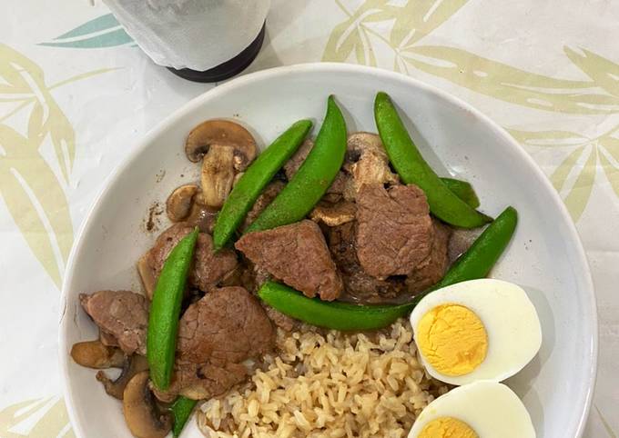 Stir Fried Beef With Sugar Snap Pea And Mushroom On Rice Recipe By Jeerapa K Cookpad