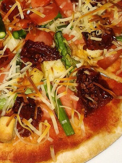 Una foto de Pizza de salchichas y tomate seco