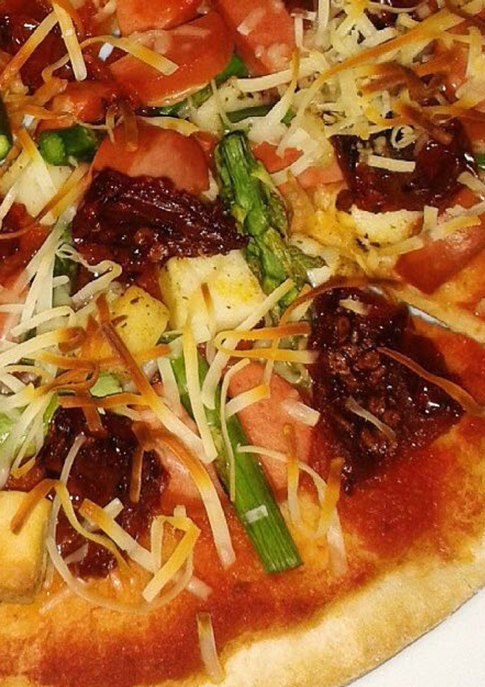 Una foto de Pizza de salchichas y tomate seco