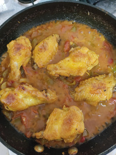 Una foto de Pollo en salsa a mi manera (buenísimo)