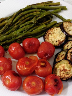 Una foto de Espárragos, berenjena y tomatitos a la plancha