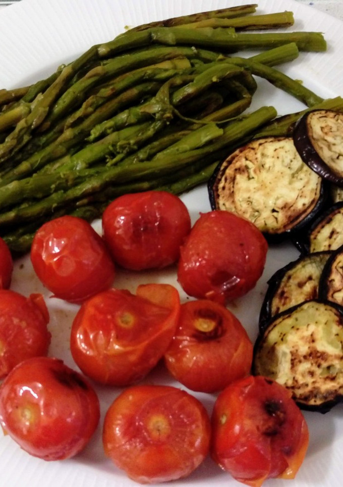Una foto de Espárragos, berenjena y tomatitos a la plancha