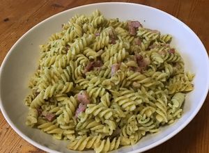 Une photo de Fusillis aux lardons et pesto maison à l ail des ours,parmesan,basilic et pignons