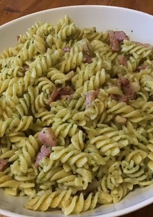 Une photo de Fusillis aux lardons et pesto maison à l ail des ours,parmesan,basilic et pignons