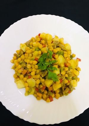 A picture of Chickpeas with potatoe.