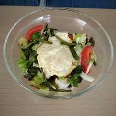 Una foto de Ensalada templada de espárragos verdes y huevo a la plancha