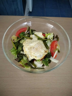 Una foto de Ensalada templada de espárragos verdes y huevo a la plancha