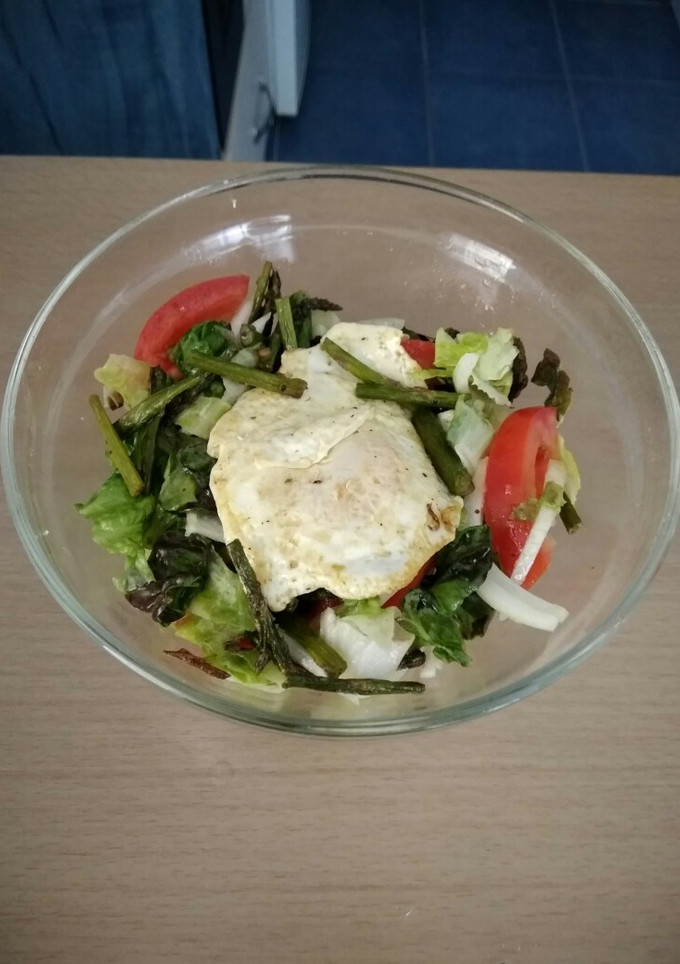 Una foto de Ensalada templada de espárragos verdes y huevo a la plancha