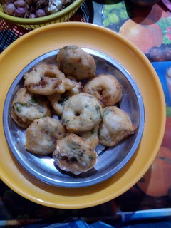 நவராத்திரி ஸ்பெசல் உளுந்து வடை (Ulunthu vadai recipe in tamil) செய்முறை முக்கிய புகைப்படம்