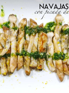 Una foto de Navajas a la plancha con picada de ajo y perejil