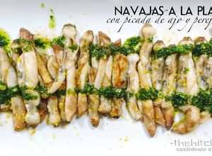Una foto de Navajas a la plancha con picada de ajo y perejil