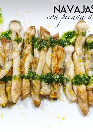 Una foto de Navajas a la plancha con picada de ajo y perejil