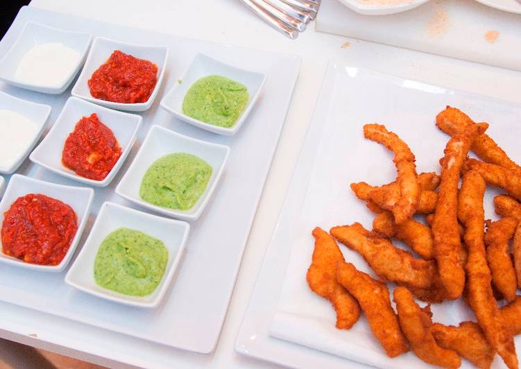 Bastoncini di pollo alle mandorle con finte salse