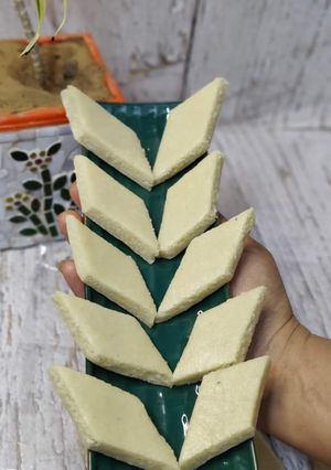 काजू कतली (kaju katli recipe in Hindi) रेसिपी मुख्य फोटो