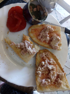 Una foto de Tostada de atún y tomate