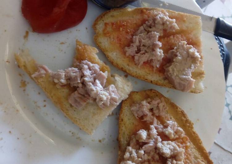 Tostada de atún y tomate