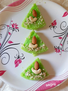 पिस्ता कस्टर्ड पुडिंग (pista custard pudding recipe in marathi) रेसिपी चे मुख्य फोटो