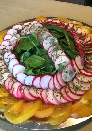 Une photo de Salade de jeunes pousses d épinards aux radis cerises et tomates margold