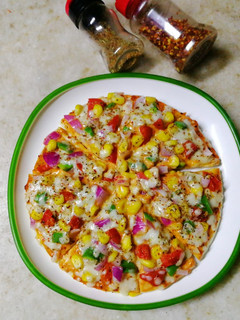 चीज़ कॉर्न पिज़्ज़ा (Cheese corn pizza recipe in Hindi) रेसिपी मुख्य फोटो