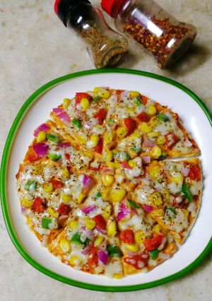 चीज़ कॉर्न पिज़्ज़ा (Cheese corn pizza recipe in Hindi) रेसिपी मुख्य फोटो