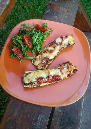 Pizza ízű töltött cukkini recept fotója