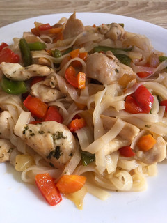 Una foto de Noodles de arroz con pollo y verduras con salsa teriyaki