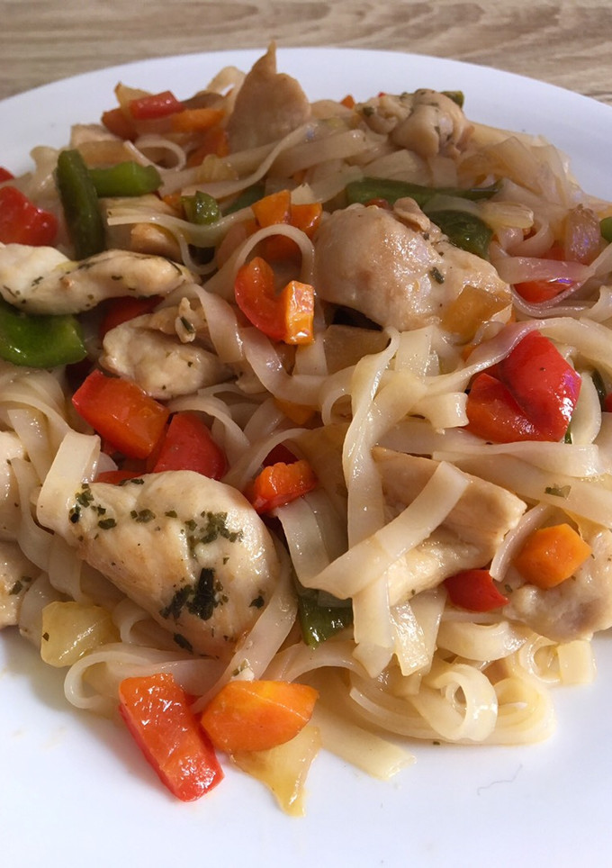 Una foto de Noodles de arroz con pollo y verduras con salsa teriyaki