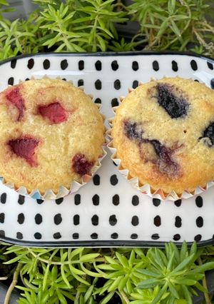 รูปของ Ketogenic mulberry and strawberry muffin