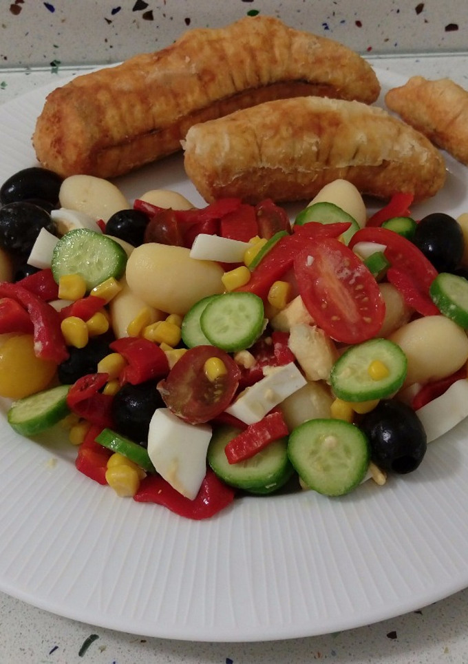 Una foto de Huevas de merluza fritas con ensalada de patatas