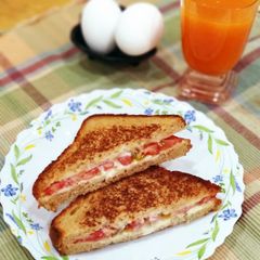 A picture of Cheese tomato Sandwich.