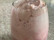 Una foto de milkshake de frutilla