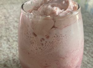 Una foto de Milkshake de frutilla