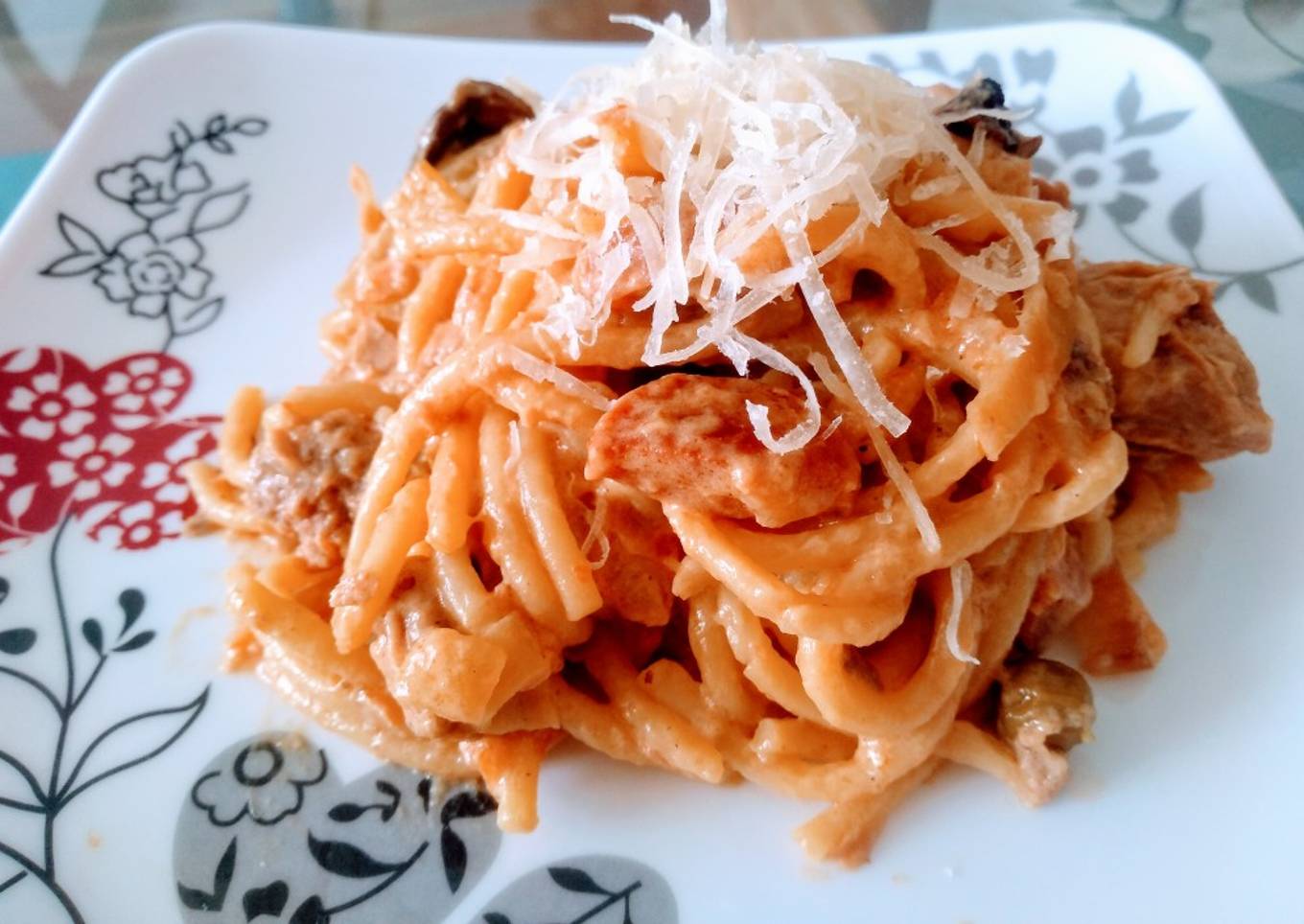 Pasta con atún y champiñones