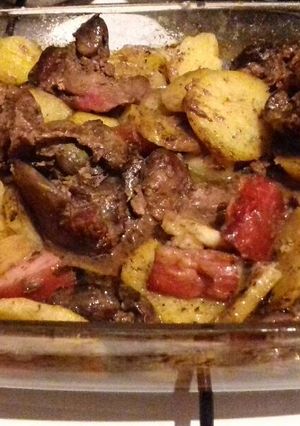 Fűszeres csirkemáj tepsis burgonyával recept fotója