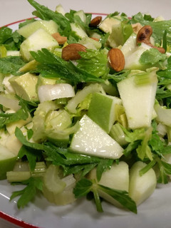 Una foto de Ensalada apio, manzana, queso, palta y otros