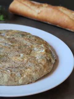 Una foto de Tortilla de alcachofas y ajos tiernos