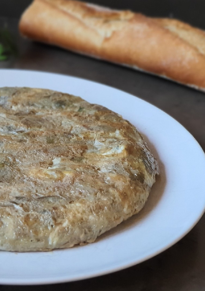 Una foto de Tortilla de alcachofas y ajos tiernos