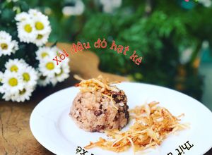 Hình của món Xôi đậu đỏ hạt kê gà- thịt ức gà xào bơ tỏi xéo.