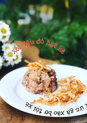 Hình của món Xôi đậu đỏ hạt kê gà- thịt ức gà xào bơ tỏi xéo.