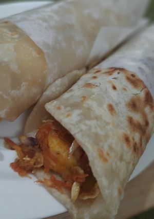 A picture of Egg Prawn Roll in kolkata style.