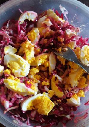 Una foto de Ensalada de remolacha, repollo y huevos