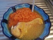 Una foto de caldo gallina