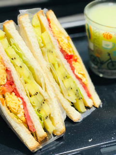 奇異果番茄生菜炒蛋三明治 的食譜成品照片