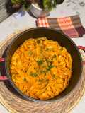 معكرونة بالصلصة Tagliatelle مع لحم مشوي بالفرن