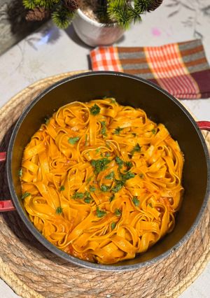 صورة لوصفة معكرونة بالصلصة Tagliatelle مع لحم مشوي بالفرن