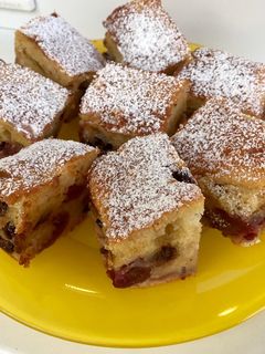 Cseresznyés, áfonyás, csokis, joghurtos piskóta 🍒🍶🍫🥧 recept fotója